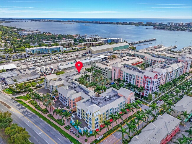 Building Photo - 802 W Windward Way