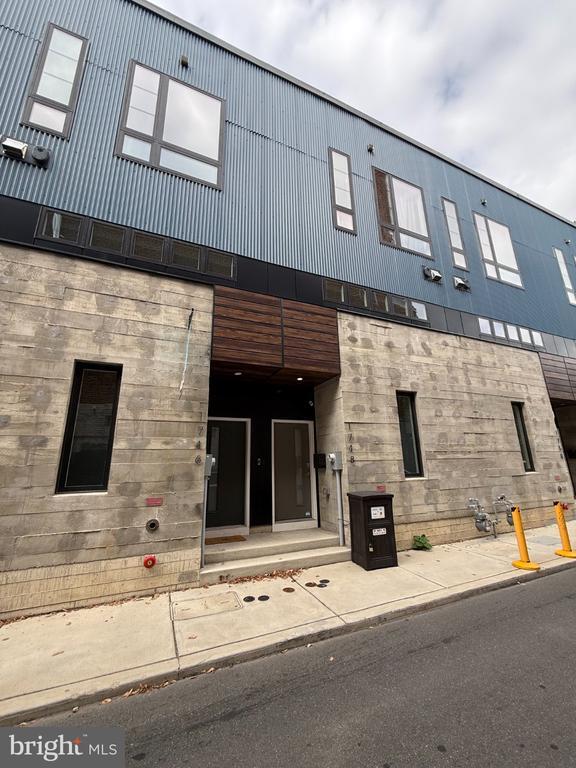 Building Photo - 1748 Hope St