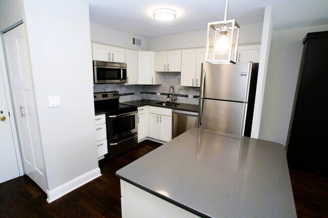 Building Photo - 30 E Elm St