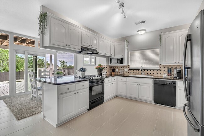 Building Photo - 5417 Blue Haven Dr