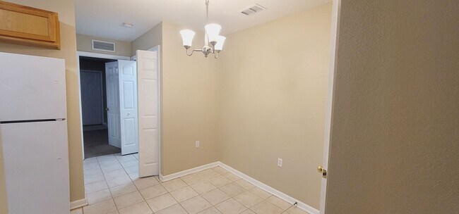 Building Photo - LOVELY NW 3/3 End Unit w/ Washer/Dryer, Open Kitchen w/ Bar, & More! $1475/month Avail June 1st!