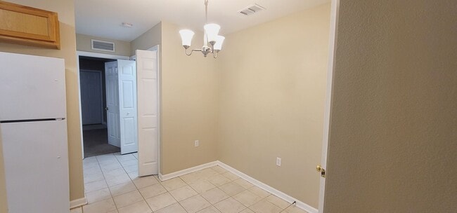 Building Photo - LOVELY NW 3/3 End Unit w/ Washer/Dryer, Open Kitchen w/ Bar, & More! $1500/month Avail June 1st!