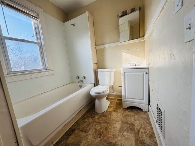 Building Photo - 2816 E 125th St