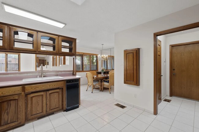 Building Photo - Adorable Townhome, 2 Master Bedroom Suites to Patio Living