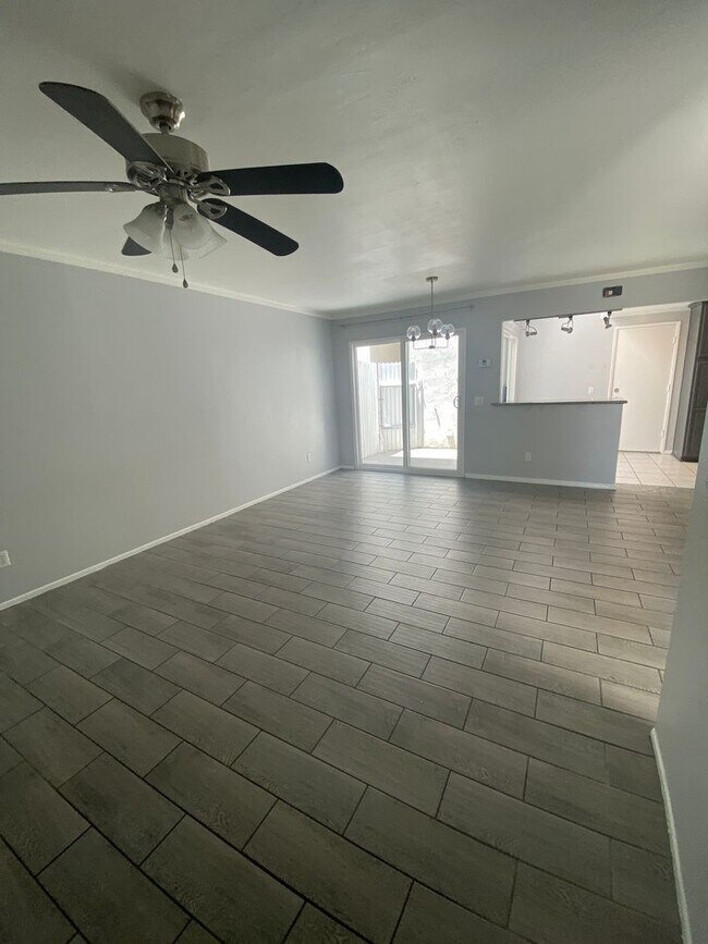 Building Photo - 3-Bedroom Townhome in Desirable Village Pa...