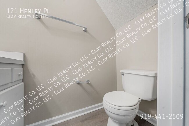 Building Photo - 121 Henley Pl