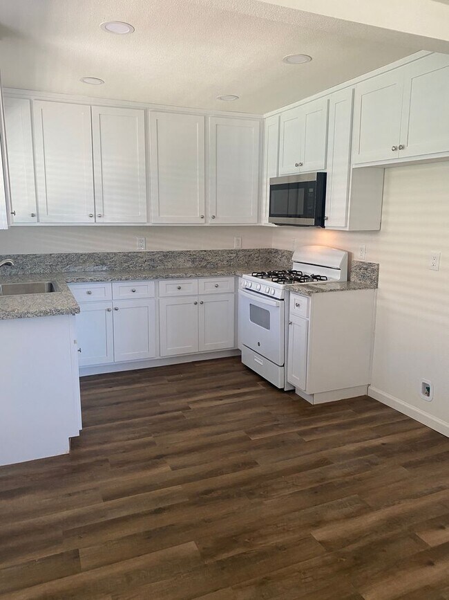 Building Photo - Updated home on a large lot!