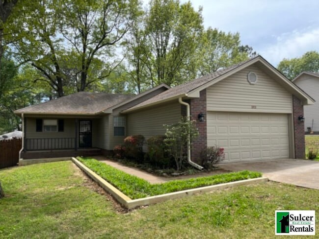 Primary Photo - HOUSE - Over 1200 Sq Ft 3BR House in the P...