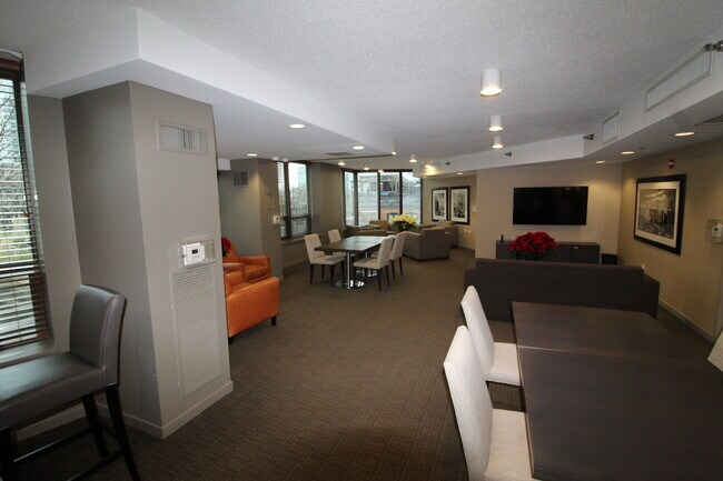 Building Photo - 400 N La Salle Dr