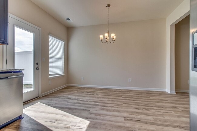 Building Photo - Beautiful 3BR/2.5BA Townhome in Columbia!