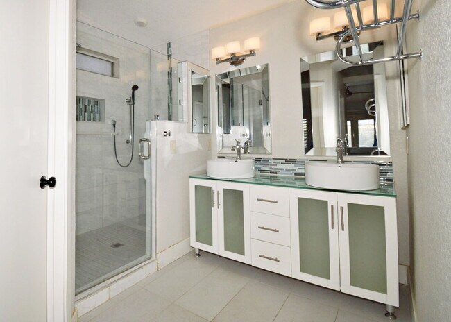 Building Photo - "Charming Oasis: 3-Bedroom Cathedral City Retreat with Pool, Fireplace, and Granite Kitchen!"