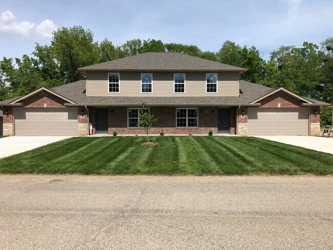 Building Photo - 1338 Village Circle Dr