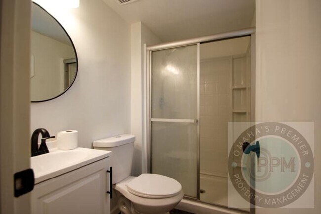 Building Photo - Spacious 4-bedroom, 3-bath home in Omaha