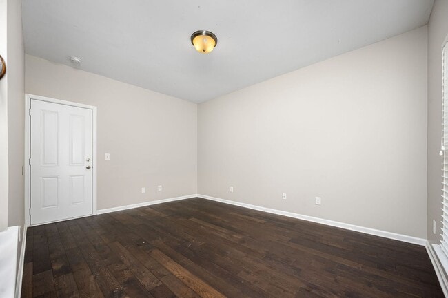 Building Photo - Luxury Townhome at the Boulevard