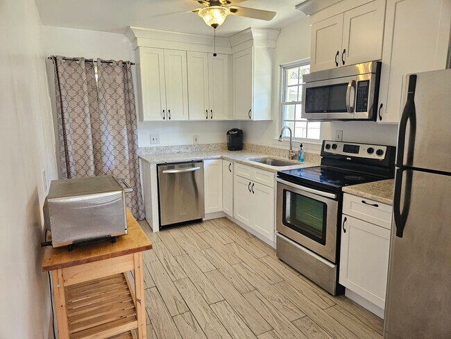 Building Photo - Nice 3 bed 1 bath home located in Marietta minutes from I-75