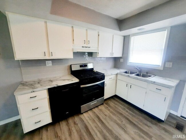 Building Photo - 3007 W Cypress Dr