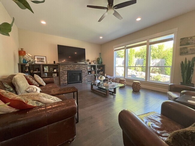 Building Photo - Expansive 4-Bedroom Home with Office, Ente...