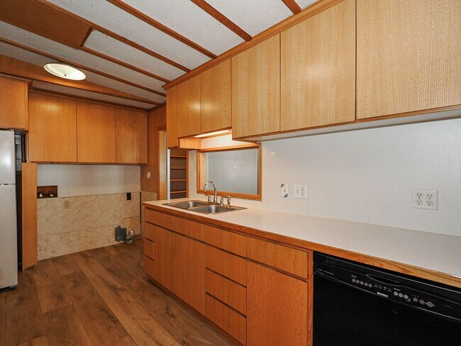Building Photo - 785 N 500 W