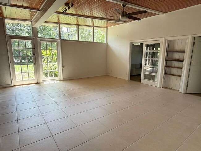 Building Photo - 1227 Country Club Dr