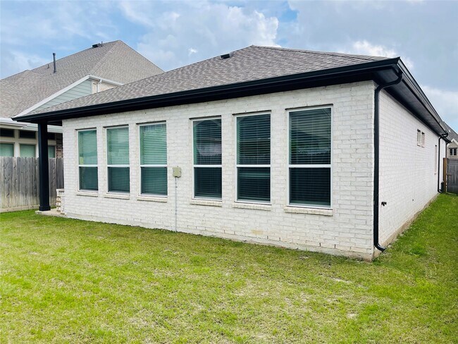 Building Photo - 122 Hazelnut Dr
