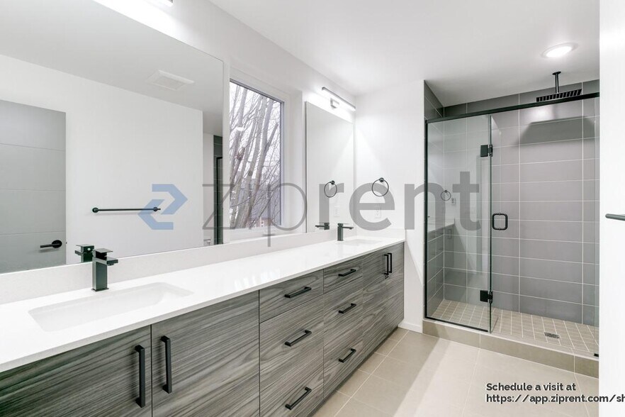 Building Photo - 539 S Cloverdale St