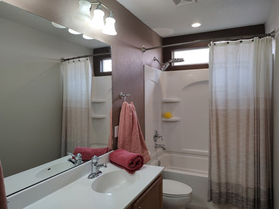 Hall bath w/full tub - 3544 Plano Vista Rd NE