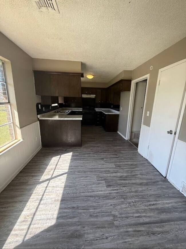 Building Photo - Charming 5 Bedroom House