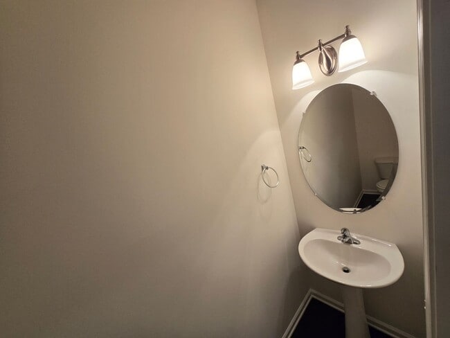 Building Photo - Spacious 3BR, 2.5BA Townhome with Loft & H...