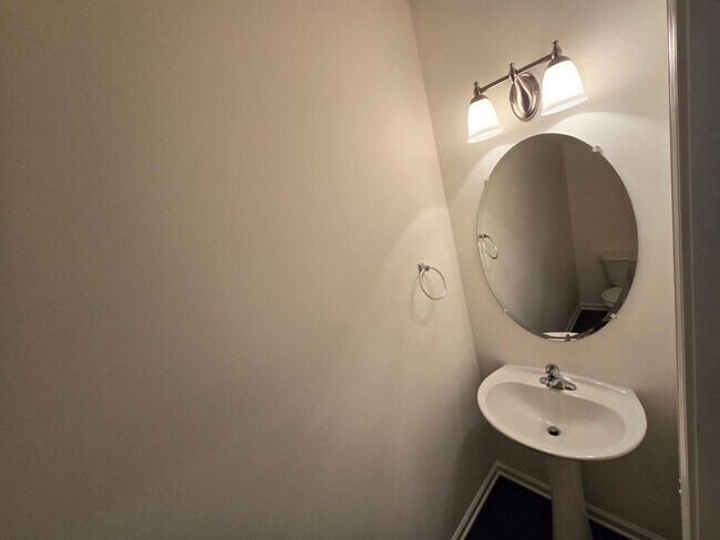 Building Photo - Spacious 3BR, 2.5BA Townhome with Loft & High Ceilings in a Fantastic Location!