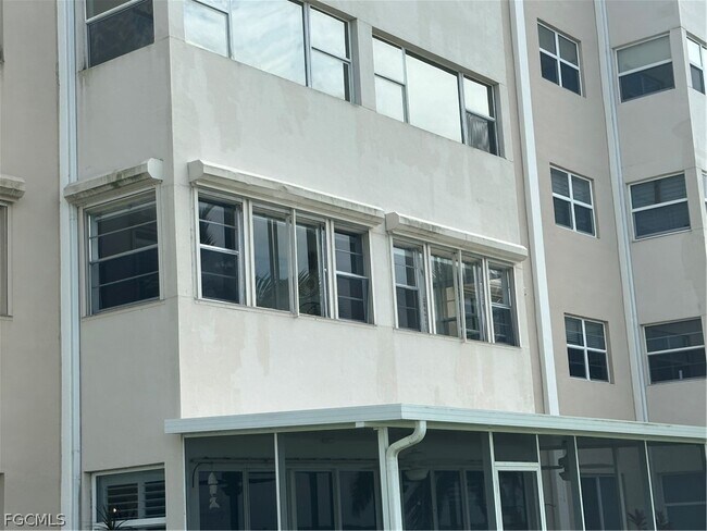 Building Photo - 1900 Clifford St