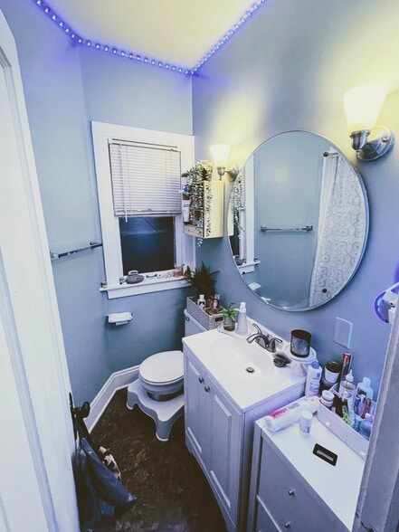 Building Photo - 2206 E Locust St