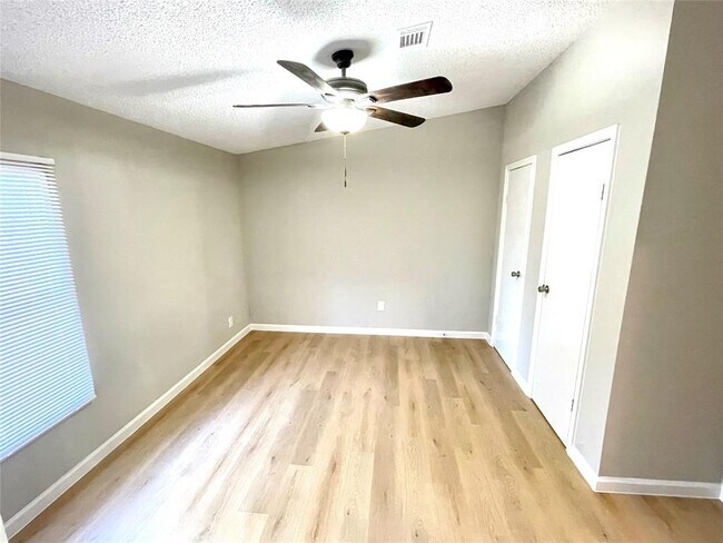 Building Photo - 128 Hall Dr S