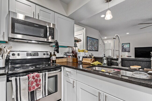 Building Photo - Lovely Three bed / Two bath for rent