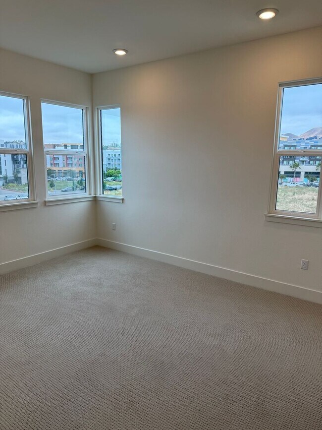 Building Photo - $4,800 / 3 BR – LUXURY TOP-FLOOR UNIT IN WARM SPRINGS WITH RESORT-STYLE AMENITIES