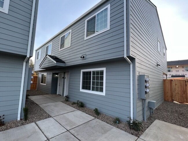 Building Photo - 2 STORY DUPLEX IN THE HEART OF PHOENIX OREGON