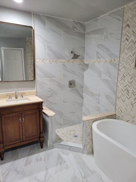 Master Bathroom with his and her sinks - 220 Sendero Dr