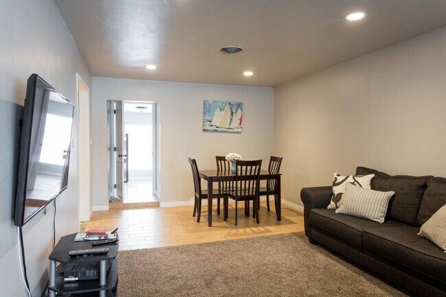 Building Photo - Beautiful Private Yard! Covered Parking!