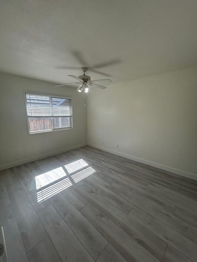 Building Photo - East End 4 Bedroom Home!