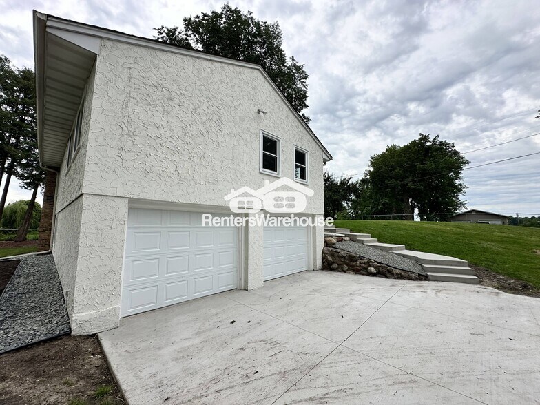 Building Photo - 3311 Interlachen Dr NE