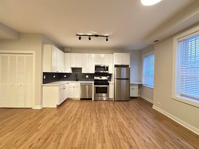 Building Photo - 661 W Wrightwood Ave