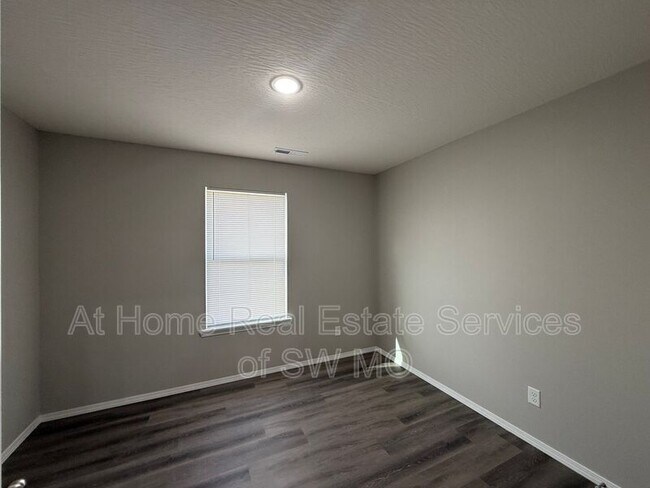 Building Photo - 820 E Watermill Cir