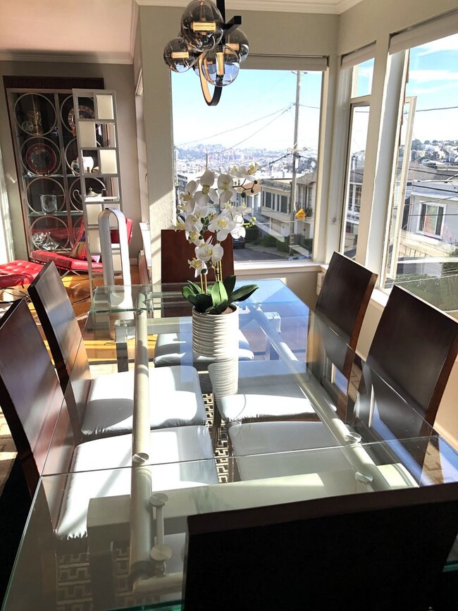 Building Photo - Elegant & Expansive Furnished 3 Bedroom/2 ...