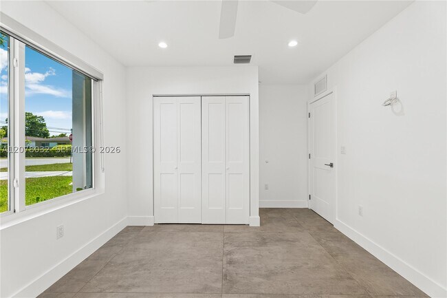 Building Photo - 6099 SW 38th St