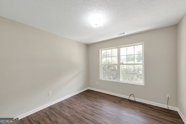 Building Photo - 45 Mineral Springs Ln