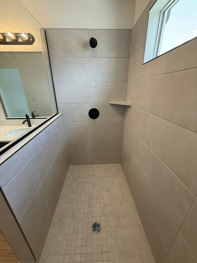 Building Photo - Brand New Townhome