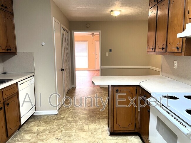 Building Photo - 1042 Chestnut Oak Ct NE