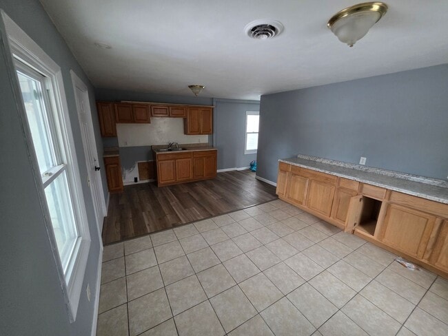 Building Photo - 2 bed, 1 bath in quiet East Alton neighborhood!