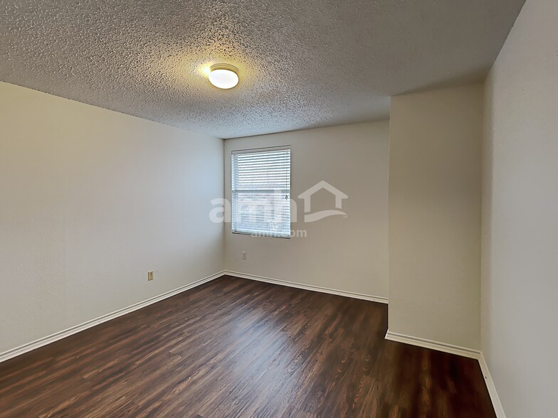 Building Photo - 16656 Jasmine Springs Dr