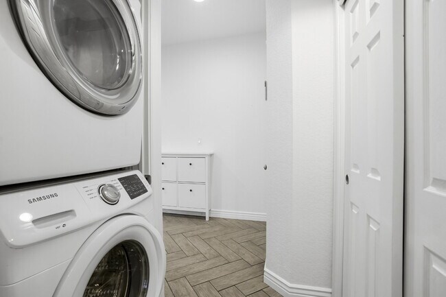 Building Photo - Spacious Two Bedroom in Cap Hill