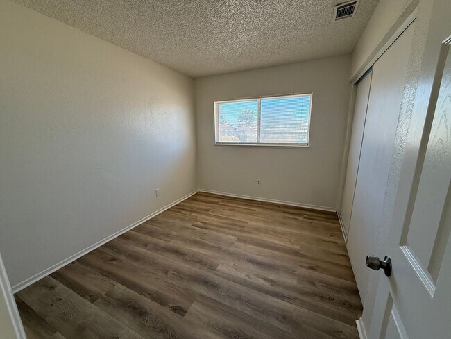 Building Photo - 3711
